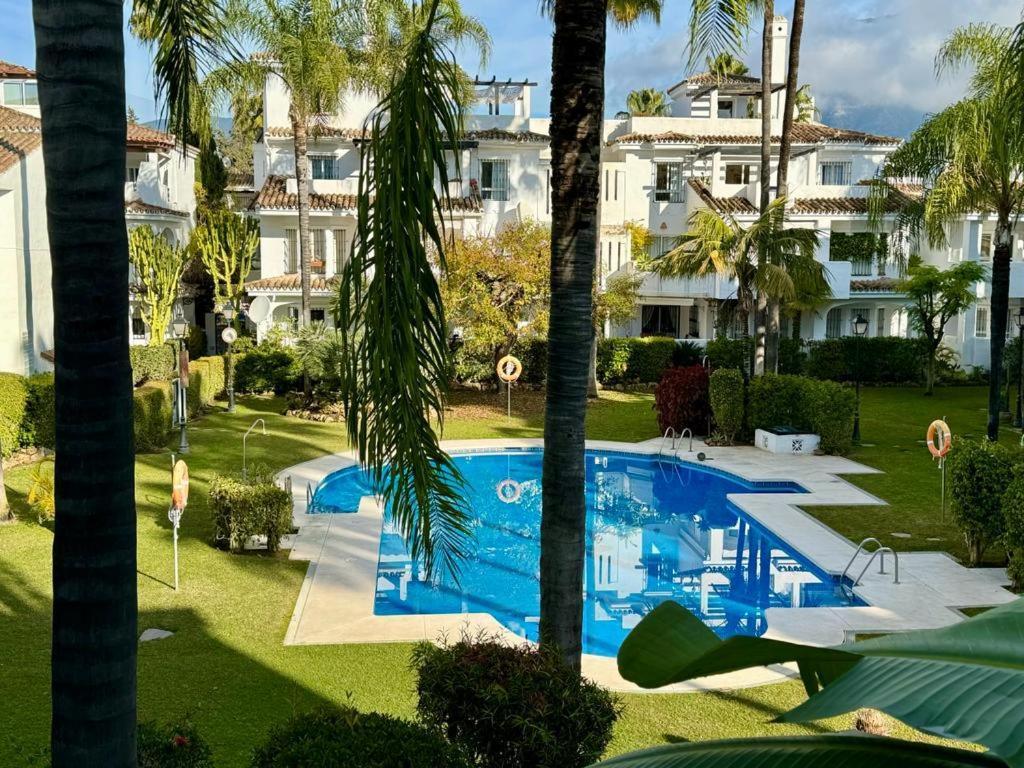 Apartamentos Naranjos Del Sol Marbella Exteriör bild